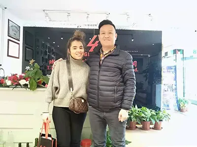 Visita de una cliente español para la compra de frascos de vidrio para miel