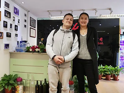 Visita de un cliente ruso para hablar sobre botellas de vidrio para agua potable