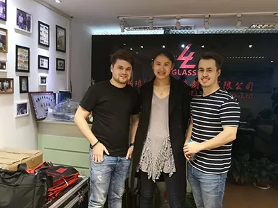 Visita de cliente canadiense para la compra de botellas de vidrio para salsa