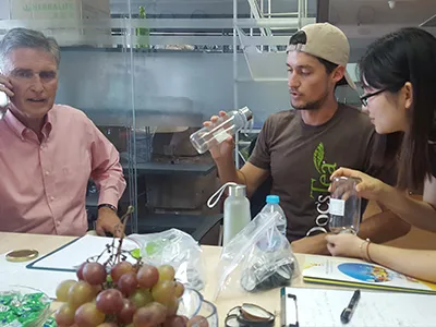 Visita de cliente francés para botellas de vidrio para bebidas