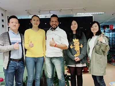 Visita de cliente colombiano para la fabricación de botellas de salsa de vidrio personalizadas
