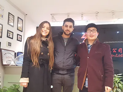Reunión presencial con cliente turco para la fabricación de botellas y frascos de vidrio personalizados