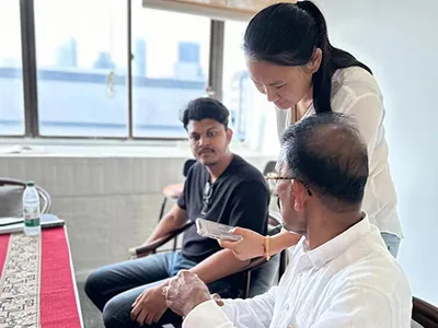 Visita de cliente indio para frascos de vidrio de galón