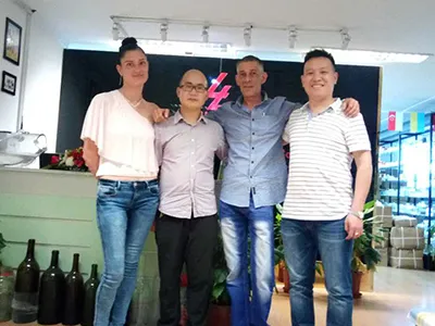 Consulta in situ con cliente sudafricano para la fabricación de botellas de vidrio para salsa