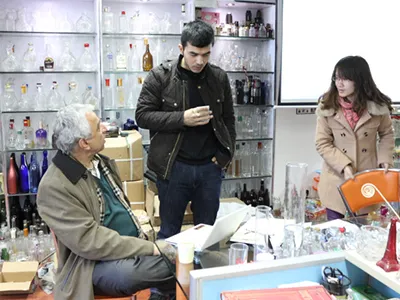 Visita de cliente turco para envases de vidrio para salsa de tomate