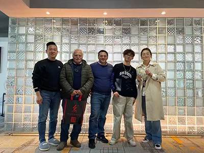 Visita de cliente italiano para lámparas de aceite de vidrio y artículos decorativos de vidrio