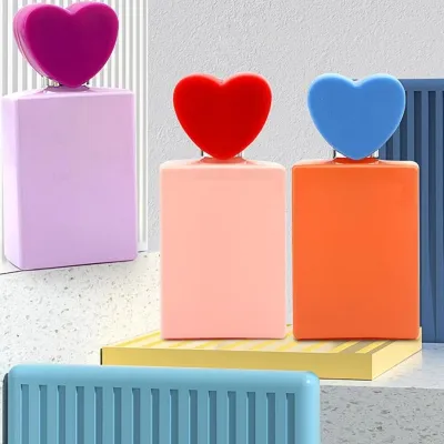 Botellas de perfume rectangulares de vidrio con acabado aterciopelado y tapón en forma de corazón (50ml)